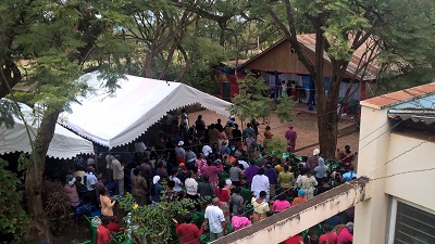 kusanyiko la watu waliokuja kwenye maombi