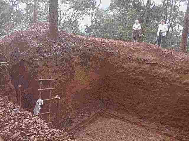 digging2.jpg (35700 bytes)