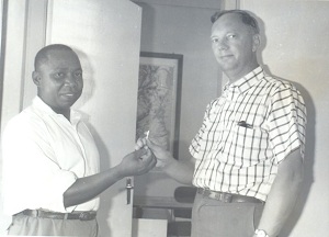 r History 10 handing over studio key.jpg (22719 Byte)