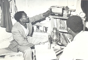 r History 5 listenin at home.jpg (27859 Byte)