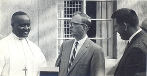 r History 7 Fred Baglo talking wit other church leaders.jpg (21572 Byte)