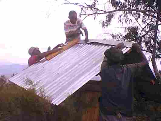 hut_build.jpg (13039 bytes)